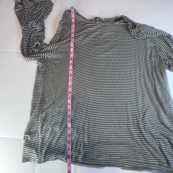 Wallpapher Gray White Striped Bell Sleeve Keyhole Top 2X - Picture 7 of 12